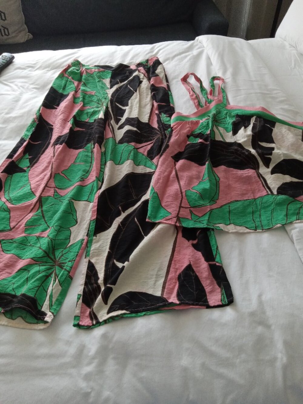 Sofia vergara 2 pc. wide leg pants halter top m l pink tropical muse print